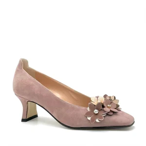 Décolleté in camoscio beige e accessorio floreale con borchie di strass – Cod. 53513