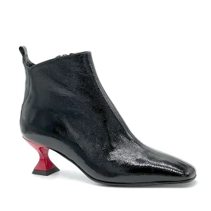 Stivaletto in vernice nera effetto stropicciato e tacco laccato rosso – Cod. 53547