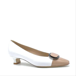 Décolleté in pelle bianca e color cannella con accessorio nero – Cod.26209