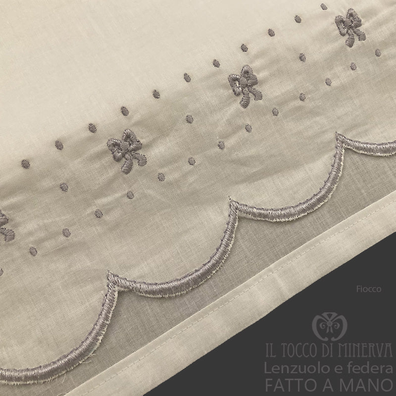 Lenzuolo con Federa neonato bianco ricamo fiocco - Fatto a Mano - immagine 3