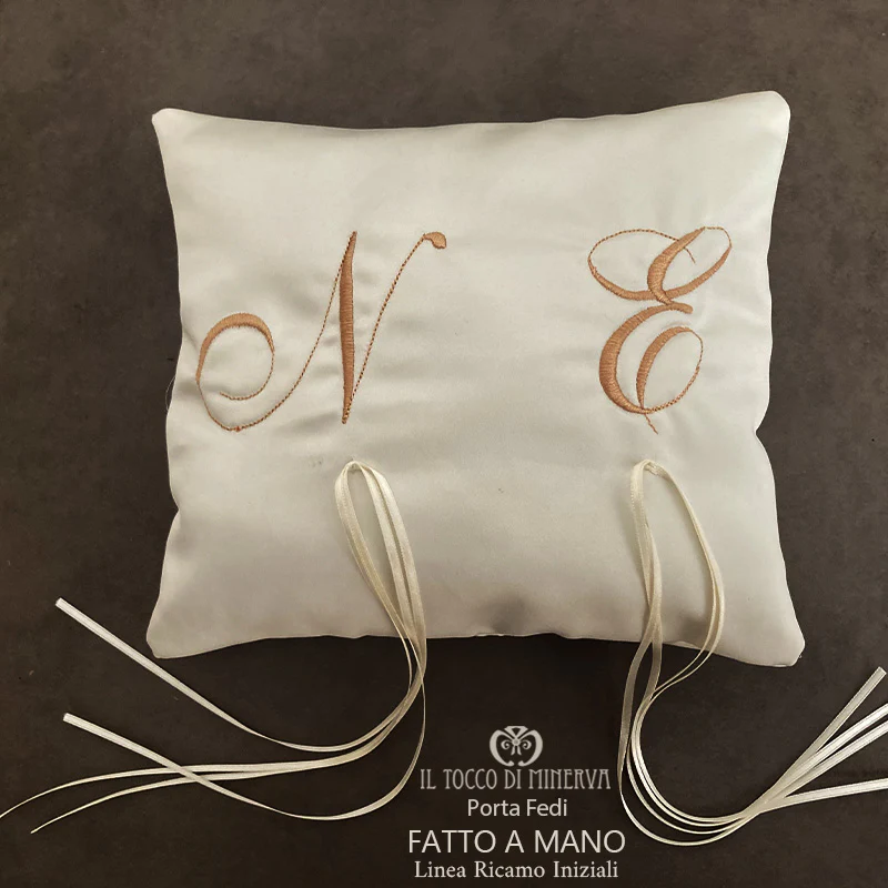 Porta Fedi in seta con ricamo iniziali - Fatto a Mano - immagine 4