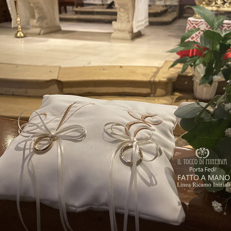 Porta Fedi in seta con ricamo iniziali - Fatto a Mano - immagine 2